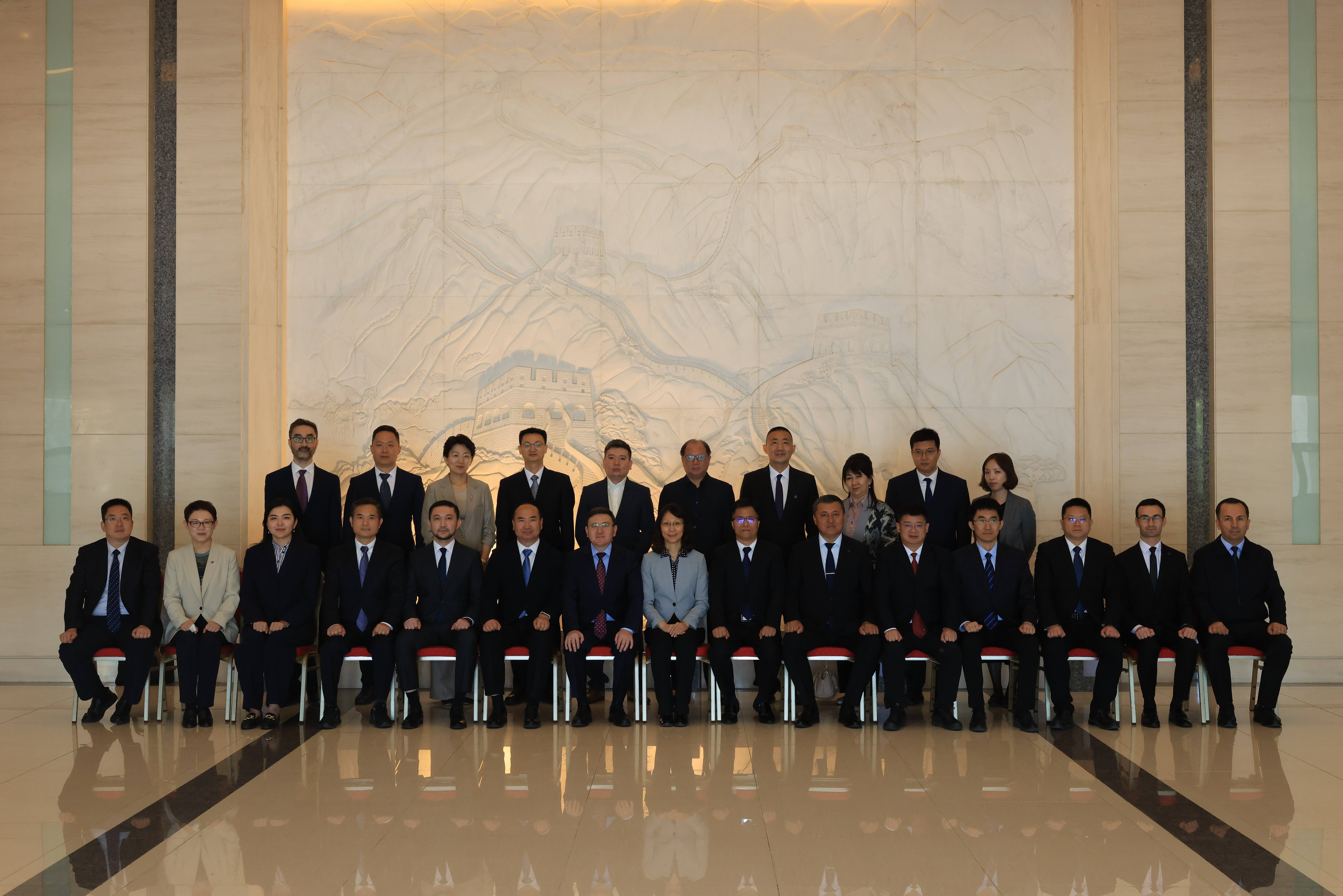 中亚合照 缩小.JPG